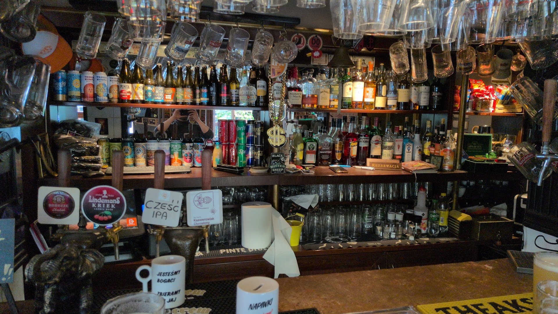 Bar z butelkami i kranami