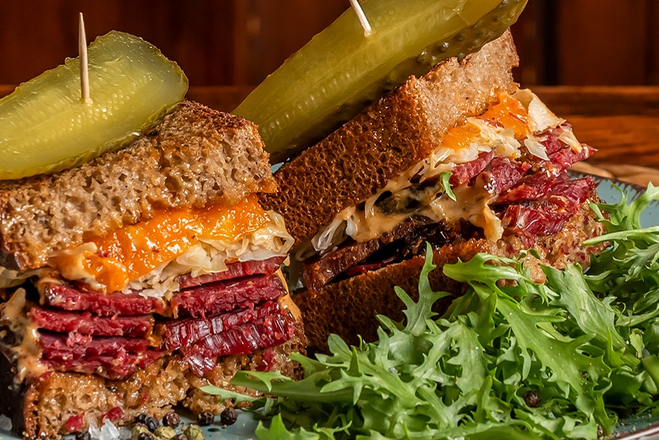 Kanapka reuben z pastrami